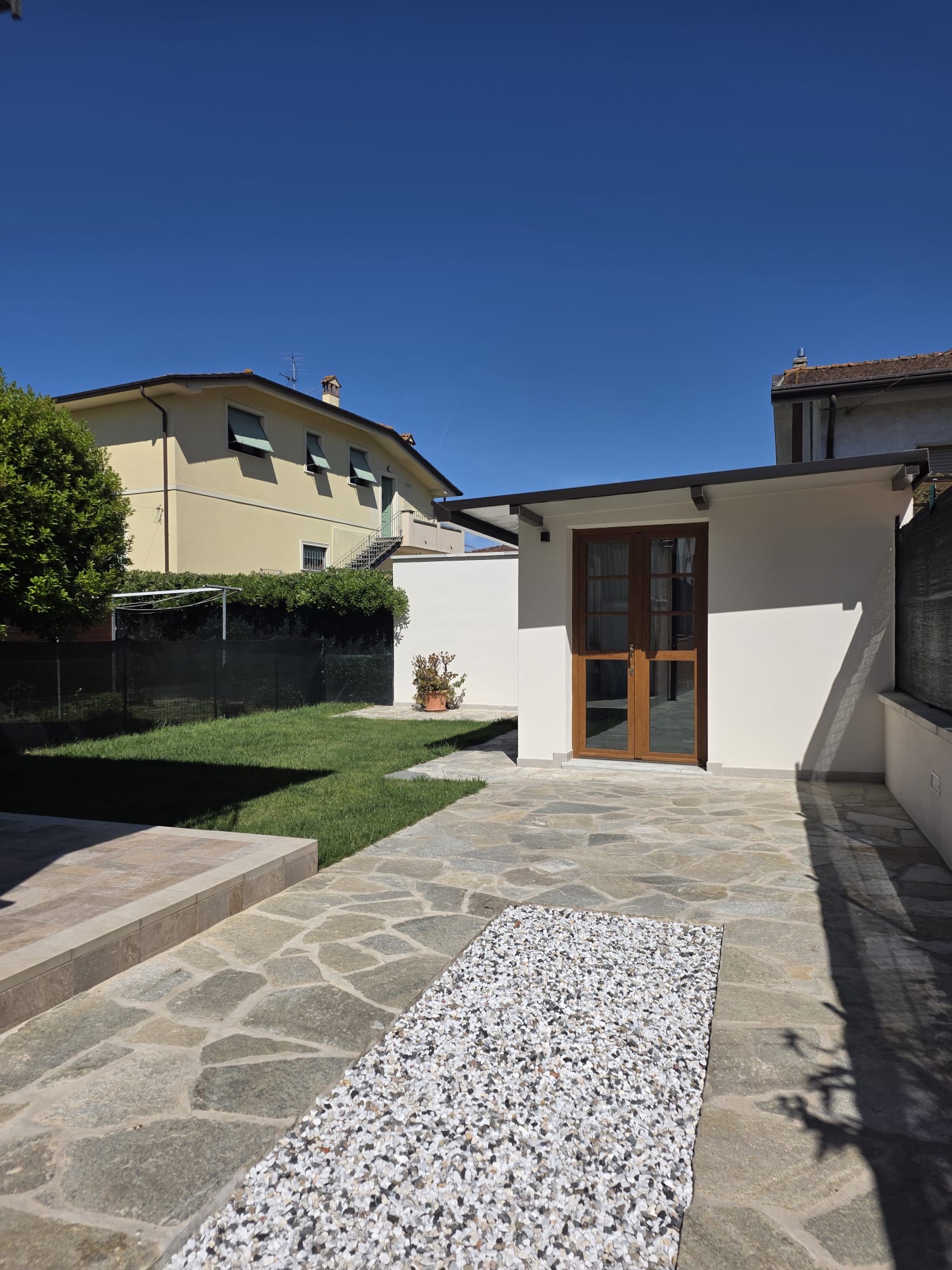 Facciata di Ca Mauro con giardino privato, appartamento vacanze Pietrasanta